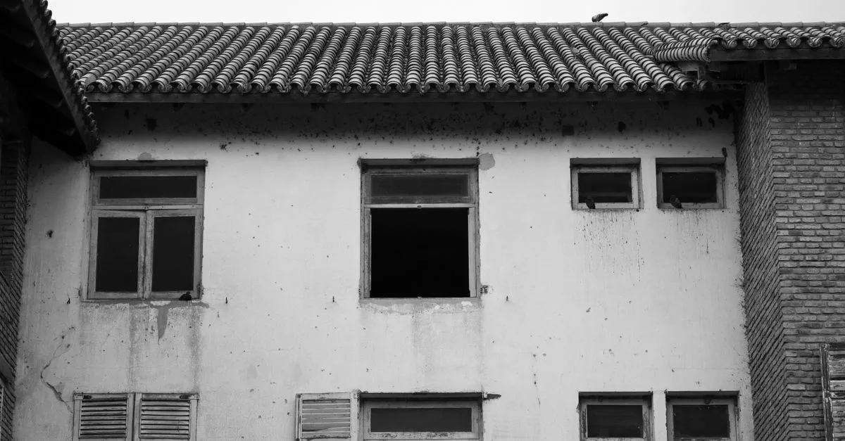découvrez l'histoire fascinante et les mystères entourant une maison abandonnée, un lieu chargé d'émotions et d'aventures oubliées.