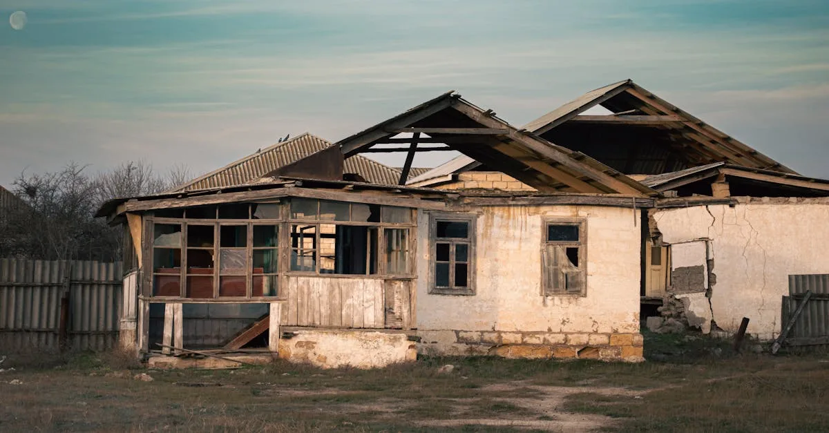 découvrez l'histoire et le mystère d'une maison abandonnée, un lieu chargé d'émotions et d'aventures oubliées.