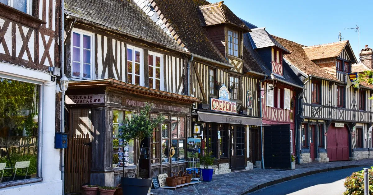 découvrez la cuisine normande authentique, riche en saveurs avec ses produits locaux tels que le camembert, le cidre et les fruits de mer.