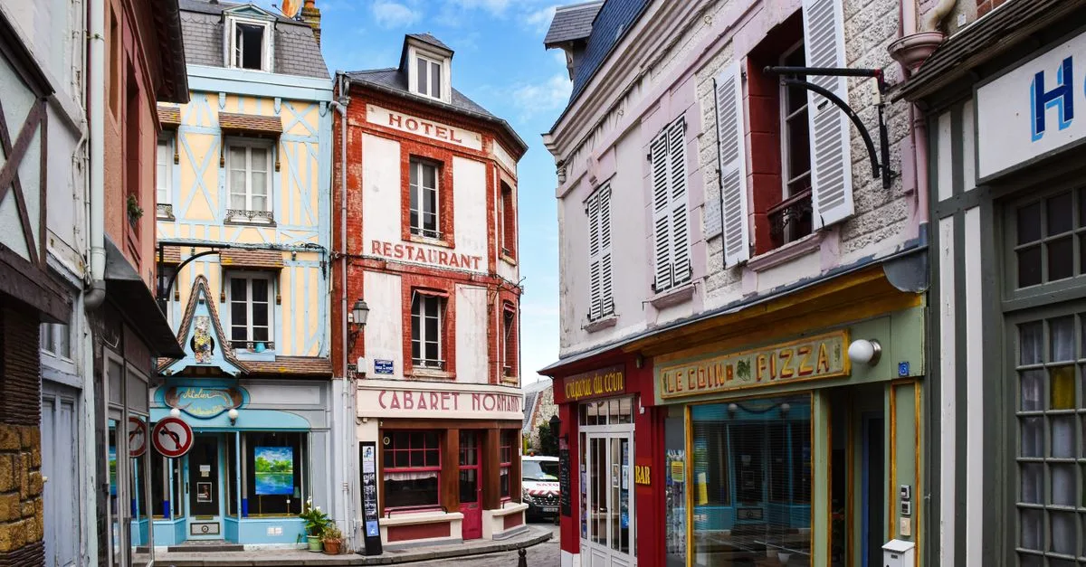 découvrez la cuisine normande traditionnelle, riche en saveurs avec ses produits frais de la mer et ses spécialités locales uniques.