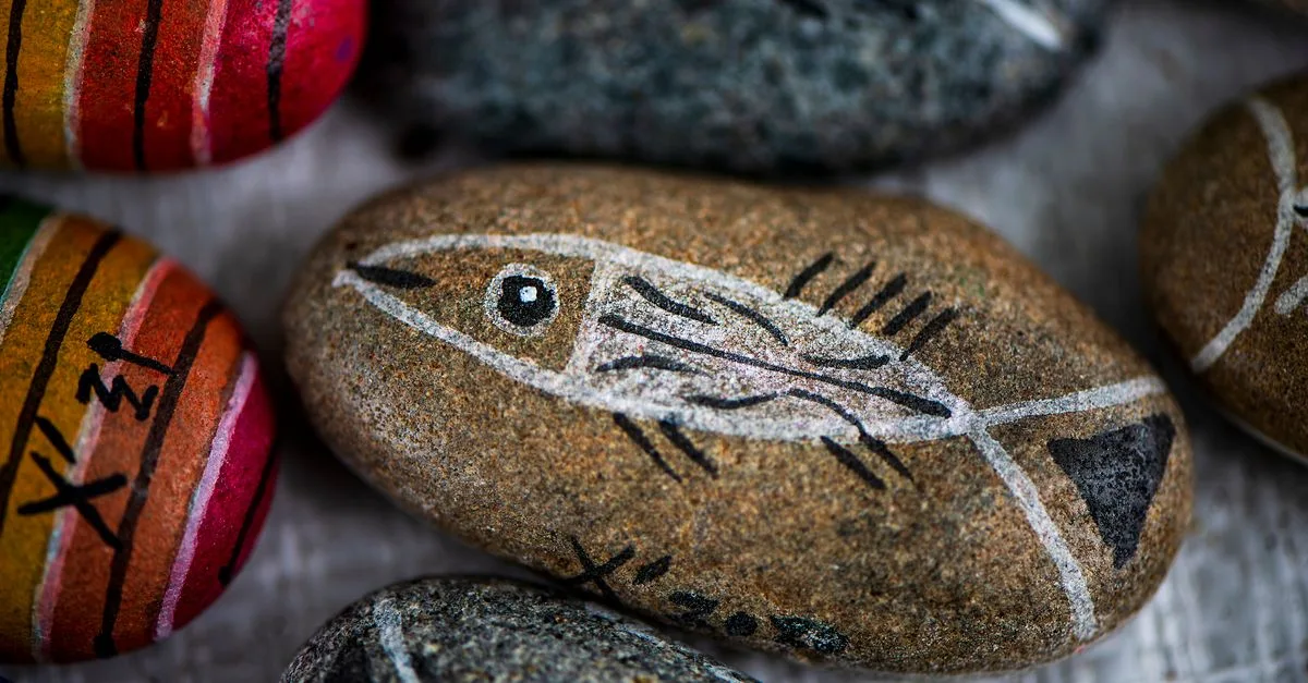 découvrez l'art du rock painting : des techniques créatives pour peindre et décorer des pierres, parfait pour tous les âges et niveaux.