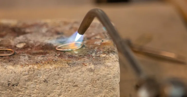 service de soudure pour gouttières en zinc, garantissant étanchéité et durabilité pour vos installations de toiture.
