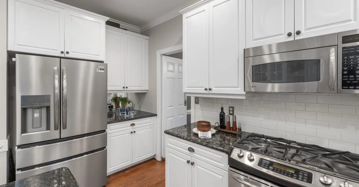 découvrez nos designs de cuisines personnalisées alliant esthétique et fonctionnalité pour un espace unique et adapté à vos besoins.