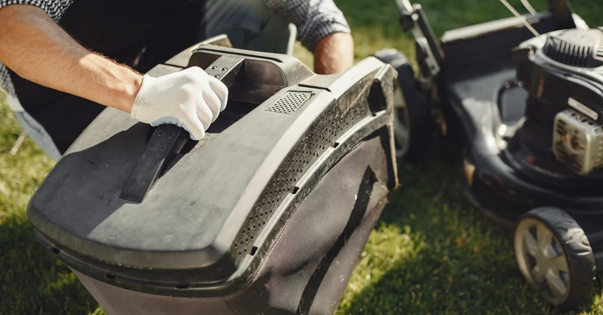 découvrez tout ce qu'il faut savoir sur le carburant pour tondeuse à gazon : types, conseils d'utilisation et maintenance pour une tonte efficace et sans souci.