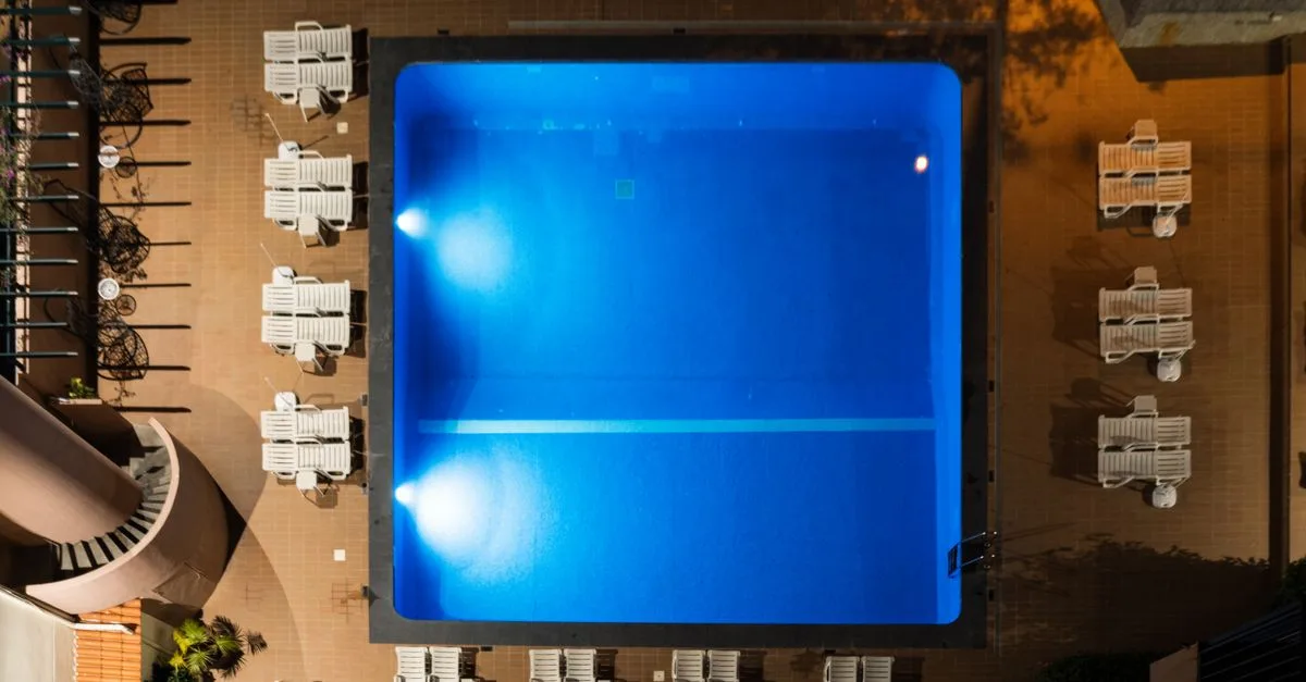 découvrez les avantages d'une plunge pool, une petite piscine idéale pour se rafraîchir et se détendre tout en économisant de l'espace.