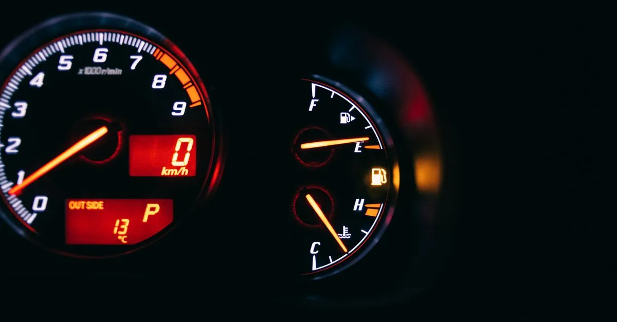 voyant clignotant : signification, fonctionnement et solutions pour un témoin lumineux qui s’allume et s’éteint rapidement.