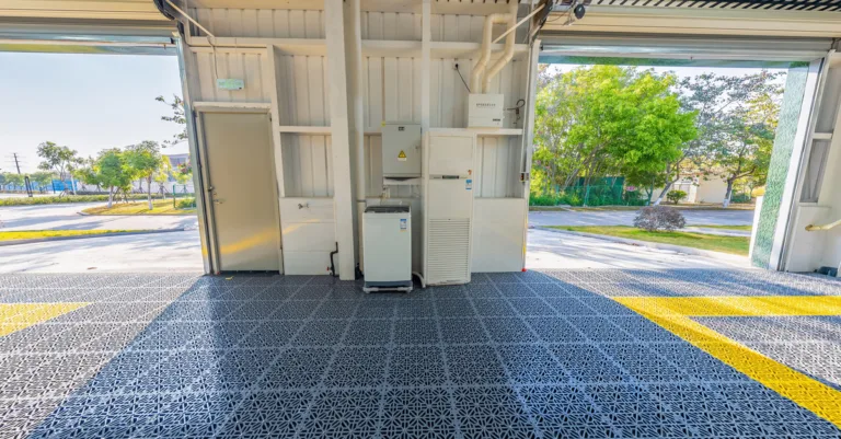 découvrez nos solutions de revêtement de sol pour garage, résistantes et esthétiques, adaptées à tous vos besoins de protection et de décoration.
