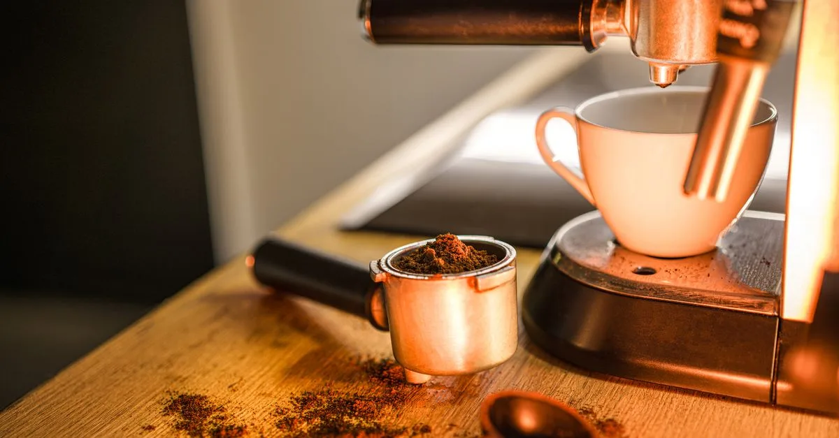 découvrez les causes courantes du clignotement de la lumière rouge sur votre senseo et apprenez comment résoudre ce problème pour retrouver votre café rapidement.