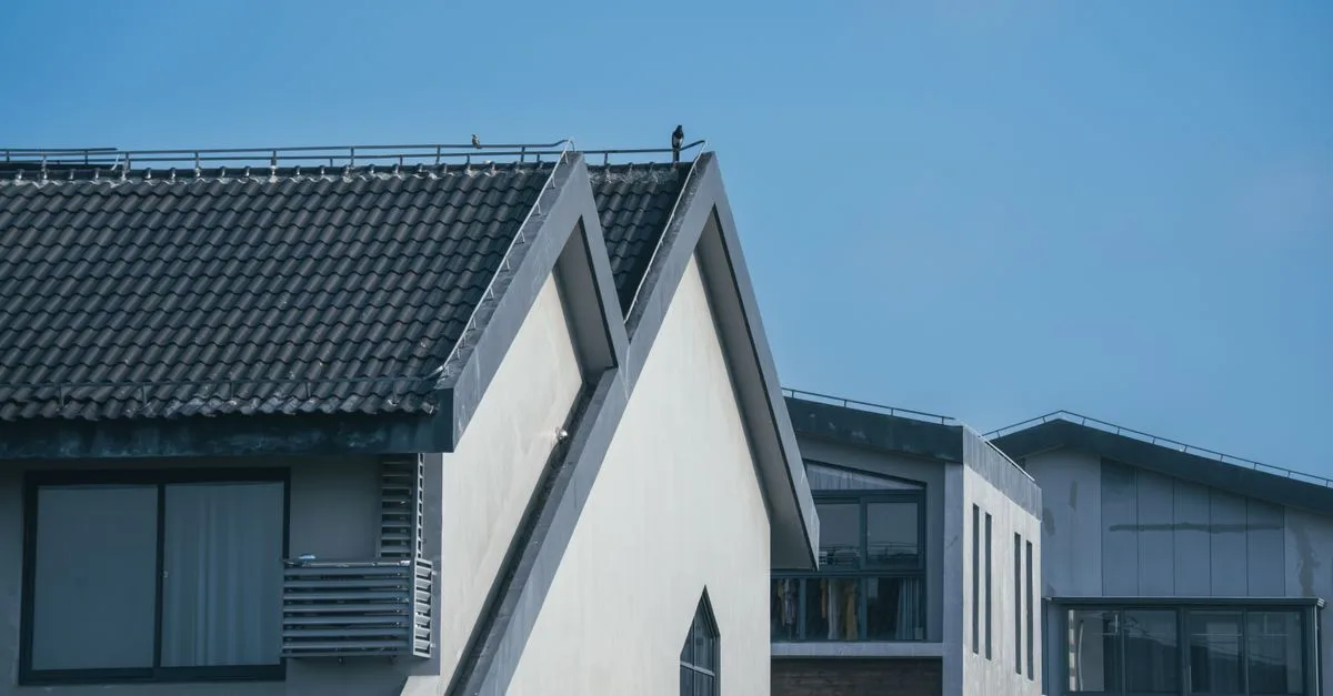 découvrez la rive de toit, un élément essentiel pour protéger les bords de la toiture des intempéries et soigner les finitions de votre maison.