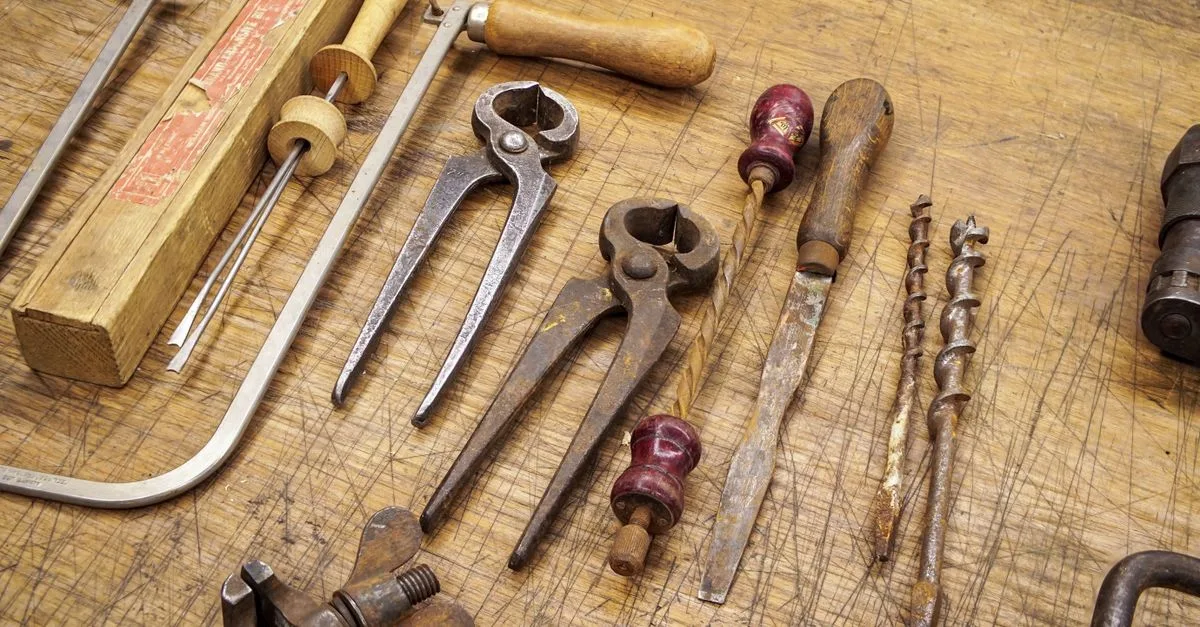 découvrez nos pinces à ardoise robustes et ergonomiques, idéales pour la découpe et la pose précise de vos ardoises. outils indispensables pour les professionnels et amateurs du bricolage.