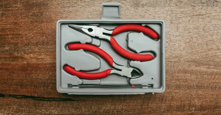découvrez nos pinces à ardoise robustes et ergonomiques, idéales pour couper et travailler facilement l'ardoise lors de vos projets de toiture.