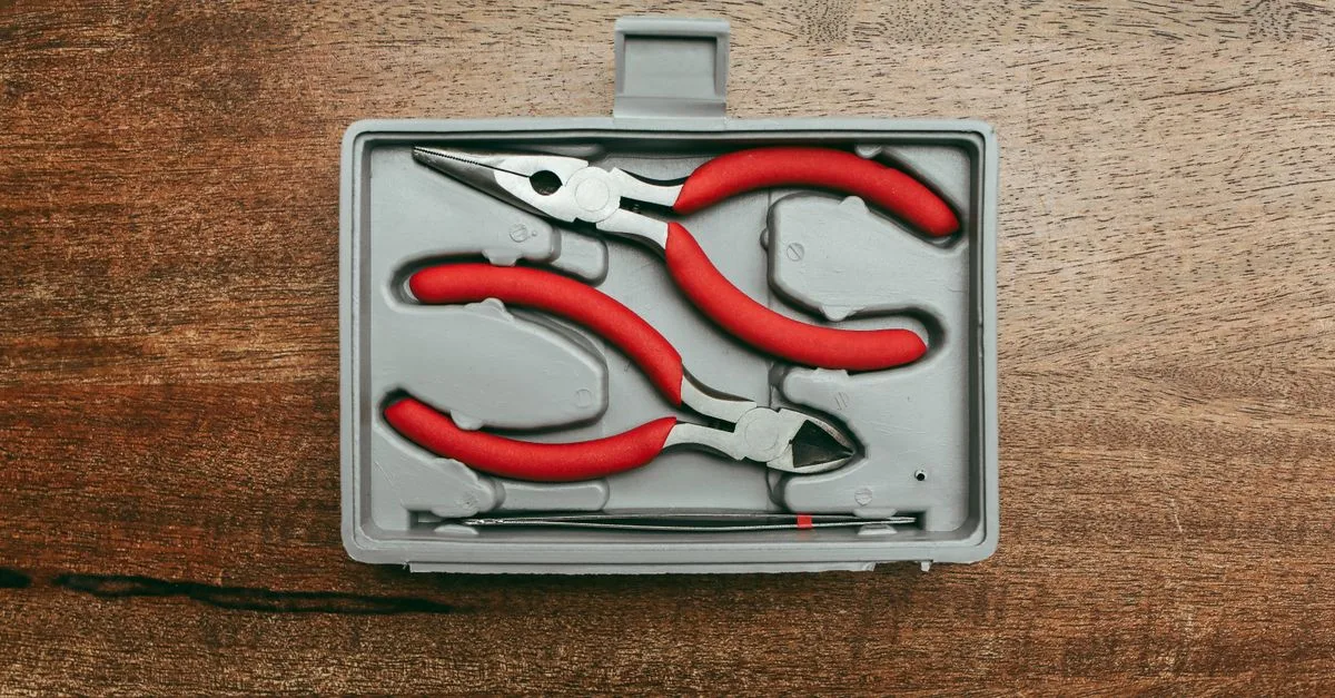 découvrez nos pinces à ardoise robustes et ergonomiques, idéales pour couper et travailler facilement l'ardoise lors de vos projets de toiture.