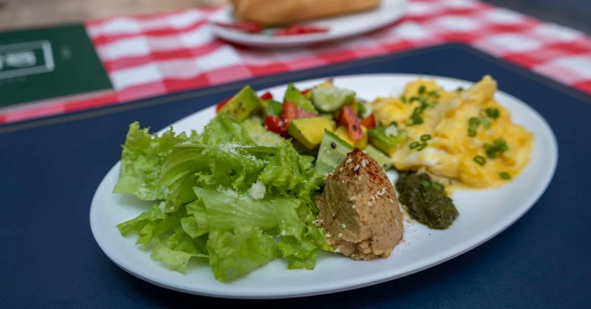 découvrez une salade fraîche et saine à base de tomates, concombres et avocats, parfaite pour vos repas légers et équilibrés.
