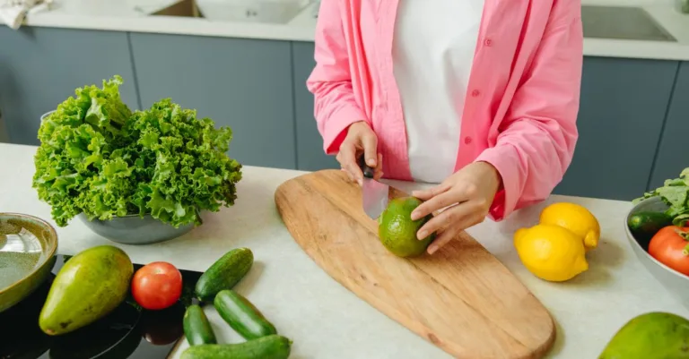 découvrez une salade fraîche et saine alliant tomates, concombres et avocats pour une explosion de saveurs et de bienfaits nutritionnels.